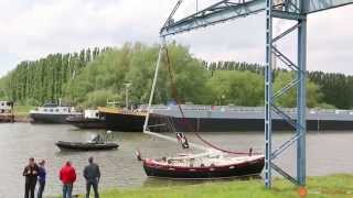 Zeilboot in aanvaring met hijskraan op de Donge bij Raamsdonksveer  Geertruidenberg 20140427 [upl. by Conchita]