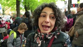 A Bologna i bambini scendono in strada quotLa porta della nostra scuola non è sicuraquot [upl. by Erbas862]