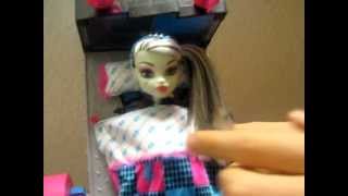 Monster High Mirror Bed Spiegel Bett Frankie Stein Doll Review [upl. by Turino]