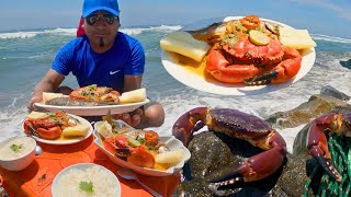 Este Hombre cocino el Sudado de PESCADO y CANGREJO rojo a leña en la orilla del Mar 🇵🇪 [upl. by Naujaj286]