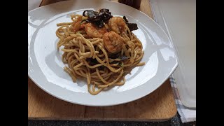 NOUILLES SAUTÉES AUX CREVETTES ET CHAMPIGNONS NOIRS [upl. by Watanabe732]