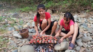 Survival Food by catching river snails and grilling for lunch MyNaturalFoodJungle [upl. by Hanid]