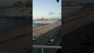 Un ferry de la naviera Armas choca contra el muelle de la Esfinge en Las Palmas [upl. by Nosnev]