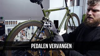 Pedalen vervangen  Fiets trappers vervangen [upl. by Odarbil]