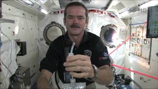 Chris Hadfield montre comment les astronautes se lavent les mains en apesanteur [upl. by Eunice]