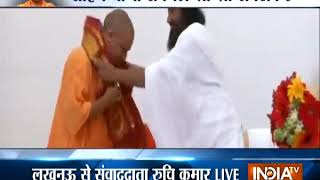 Ram temple issue Sri Sri Ravi Shankar meet Yogi Adityanath in Lucknow [upl. by Ramej]