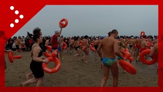 Jesolo Venezia tuffo in mare per il Capodanno 2024 lingresso in acqua della folla [upl. by Rhetta]