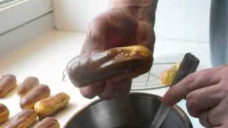 Comment glacer un éclair au chocolat  How to glaze chocolate eclair [upl. by Atsirak]