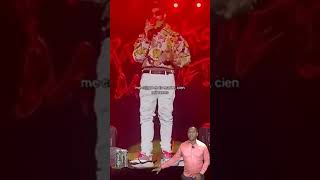 Fanatico golpea a Anuel AA en su concierto [upl. by Ahsirhcal]