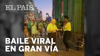 El BAILE VIRAL de un anciano en GRAN VÍA al ritmo de los artistas callejeros de MADRID [upl. by Vonni771]