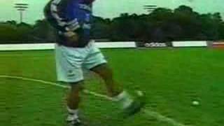 MARADONA Palleggia con bottiglia e pallina da calcio balilla [upl. by Crespo]