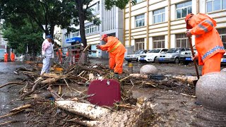 Unclogging Drains to Drain Floods Street Drainage During Rainstorms [upl. by Argus]