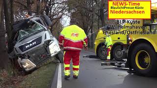 LKW kollidiert mit Baum – Straße voll gesperrt [upl. by Ittak529]