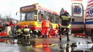 Uwalnianie ludzi uwięzionych pod autobusem przy Dworcu Centralnym w Warszawie [upl. by Zacarias]