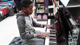 Niño sorprende a todos tocando el piano en centro comercial [upl. by Keene]