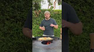 Gebratene Nudeln von der FEUERPLATTE 😍🔥 grillen bbq babossabbq rezept feuerplatte food [upl. by Ylrebmek]