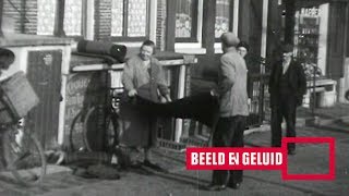 Kleedjes kloppen langs de grachten in Amsterdam 1930 [upl. by Seta]