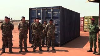 Centrafrique la France remet 1400 fusils dassaut à larmée [upl. by Imoyik]