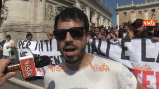 Campidoglio la manifestazione dei lavoratori del canile autogestito [upl. by Hilary346]