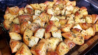 The BEST Crispy Oven Roasted Potatoes  Garlic Herb Roasted Potatoes [upl. by Noval282]