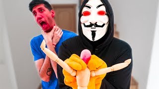 EL HATER ME CONTROLA CON UN MUÑECO MISTERIOSO POR 24 HORAS El hacker vuelve [upl. by Ennahtebazile]