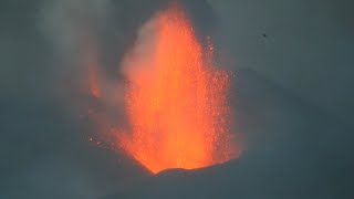 La lava de las tres coladas fluye lenta mientras sigue la actividad sísmica en La Palma [upl. by Macdougall]