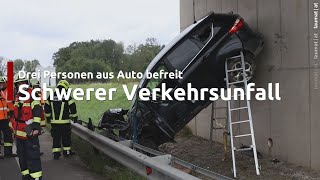 Leonding Drei Personen nach Unfall bei einer Unterführung durch Einsatzkräfte aus Auto gerettet [upl. by Ivanna260]