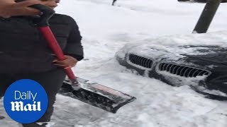 This woman shovels snow on the car of a park thief  Daily Mail [upl. by Adelpho]