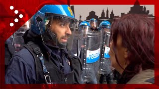 Bologna faccia a faccia tra manifestante e agenti di polizia [upl. by Clem]