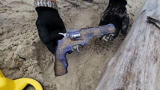 Achei uma ARMA na Praia após Réveillon Detector de metais [upl. by Losyram416]