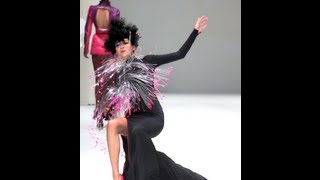 Model falls down during Julien Fournie Haute Couture 2012 fashion show in Singapore [upl. by Enela]