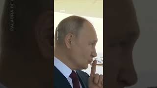 Putin enseña enseña como escuchar el himno de su país [upl. by Mannie453]