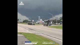 Imágenes de tornados en Florida mientras huracán Milton se acerca [upl. by Kcirtap]