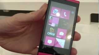 Fujitsu Arrows quotWindows Phonequot IS12T prise en main au MWC 2012 FR [upl. by Alda]