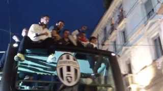 Festa della Juventus sul pullman per il 31° scudetto Chi non salta nerazzurro èmp4 [upl. by Laband215]