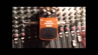 Techno tremolo  Behringer UT300 pedal demo [upl. by Gabor]