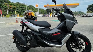 ITALIAN MAXI SCOOTER  Aprilia SRGT 200 [upl. by Noe736]