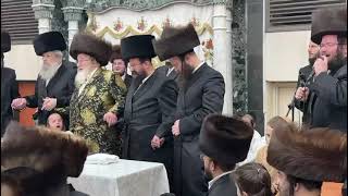 can you spot the shtreimel the spodik and the kolpik [upl. by Nored]