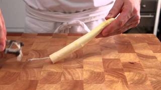 Witte en groene asperges schillen  recept Allerhande [upl. by Barrus]