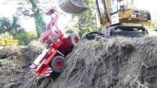 BERGUNG des OampK L25 Radlader mit Bagger CAT 5110B  RESCUE of RC wheel loader with excavator [upl. by Nolak474]