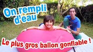 On remplit LE PLUS GROS BALLON GONFLABLE du monde avec de lEAU [upl. by Aninep]