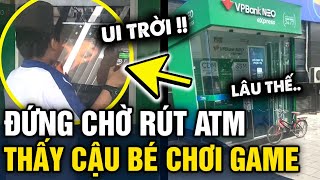 Đứng CHỜ RÚT TIỀN quá lâu thanh niên đến kiểm tra phát hiện cậu bé ĐANG CHƠI GAME  Tin 3 Phút [upl. by Hew]