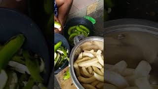 Comment éplucher une banane plantain avec le couteau pour preparer le koki au cameroun shorts [upl. by Carleen218]