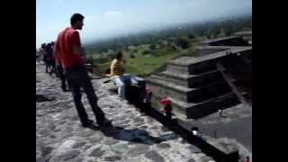 Hombre Cayéndose de la Piramide de la Luna Mexico Teotihuacan [upl. by Yniar940]