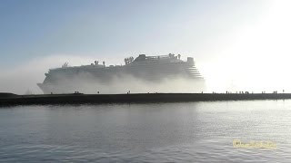 NORWEGIAN GETAWAY C6ZJ4 Conveyance tugs turning in Emden deep Fog Überführung Nebel Typhon [upl. by Nicodemus]