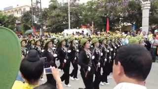 Dien Bien Phu  Défilé femmes combattantes 7 MAI 2014 [upl. by Tsenrae781]