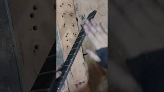 INSTALANDO TRASTES EN DIAPASON DE UN INSTRUMENTO guitarra luthier diapason viral lutheria [upl. by Luap593]