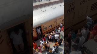 ट्रेन में चेन खींचने से क्या होता है 🤔 shorts shortsvideo train एक्सप्रेसट्रेन में देखें [upl. by Ancell]