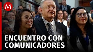 AMLO se toma fotografía con asistentes del Encuentro Continental de Periodistas Independientes [upl. by Pike313]