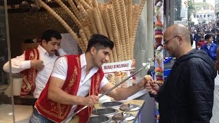 Incroyable Vendeur de Glaces à Istanbul en Turquie 🍦😂 [upl. by Raquela]